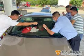 2岁幼儿独自留在车内，交警与众人合力上演“逗娃神技”图片