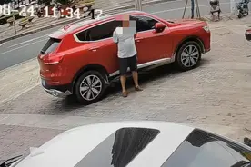 江西南昌一老人恶意划伤他人新车，当地派出所介入调查图片