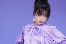 柳岩梦幻紫文艺写真曝光 荷叶边衬衫配高马尾少女感十足图片