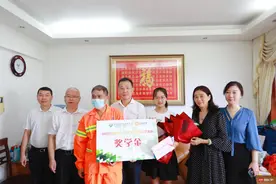 228名深圳环卫工人子女考上大专及以上院校，深圳向他们发放奖学金图片