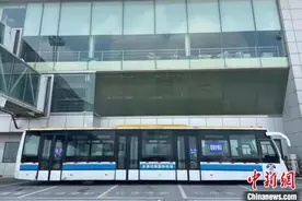 天津滨海机场摆渡车“变身”移动式“疫情防控专车”图片