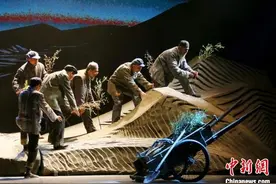话剧《八步沙》再创排：反映治沙艰辛经历与甘肃生态变化图片