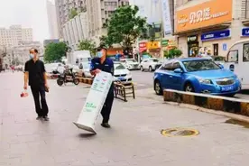 汉口闹市街头“长”出手机充电桩，城管拔“桩”还道于民图片