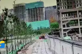 工友家中装修缺物料 俩人一合计雇叉车偷了70箱瓷砖图片