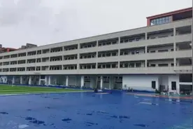 武汉光谷一小临开学操场仍在喷漆，教育局：检测之后投入使用视频封面