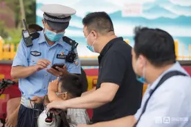 济南骑电动车载人后座要戴头盔吗？交警：都得戴，只能乘坐12周岁以下儿童图片