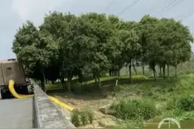 江苏昆山工程车大白天向河道排污，水务局：排的是淤泥正追查肇事车图片