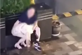 怒了！酒吧门前，女子疑醉倒街头，竟遭老人猥亵图片