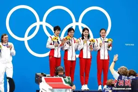 中国游泳队接力夺冠四“小花”如何培养默契？图片