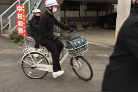 5岁男孩被锁校车9小时致死，日本社会争论谁来守护幼儿安全？图片