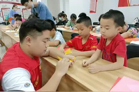 现场示范创意折纸，童心向党齐传承图片