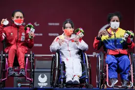举重——女子41公斤级：郭玲玲夺金破世界纪录图片
