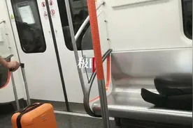 男子地铁霸座引众怒，乘客拍照举报谴责不文明乘车行为图片