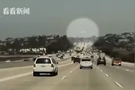 美国一架小型飞机迫降高速公路 骑在了隔离栏上图片
