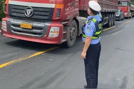 正能量丨马路惊现“托举哥”，一举就是两小时图片