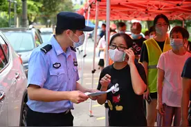 上海界龙花苑完成第三次核酸采样，警察姐姐安慰一个个萌娃图片
