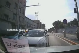 警探号丨司机逆行做出胜利手势挑衅 被警方拘留图片