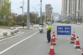 答题送头盔！瓮安交警对骑乘人未戴安全头盔的出奇招图片