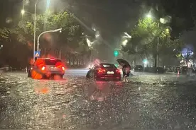 杭州这阵雨实在太大，最大在闻涛社区！已有小区地下车库进水，好多车子泡水里图片