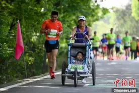 父亲推脑瘫儿子跑52场马拉松：带你去看外面的世界图片
