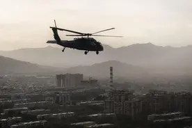 塔利班操作“黑鹰”直升机画面曝光？专家：塔利班想有效运用该机型非常困难图片