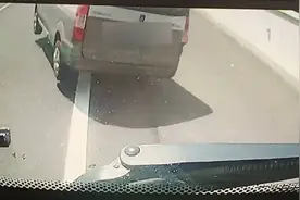 面包车高速路上“离奇”失控侧翻 大货车行车记录仪还原真相图片