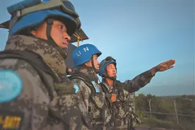 “蓝盔”守护非洲小女孩——中国维和部队的初心和使命图片