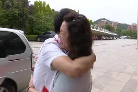 激动落泪！奥运冠军张常鸿返回山东 见到他最想见的人图片