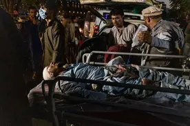 当他们站在排水沟向美军挥舞关系证明期望离开时，喀布尔机场“地狱之门已打开”图片
