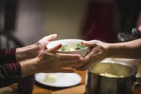 吃完饭，先漱口再慢走图片
