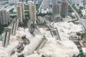 直击昆明15栋烂尾楼爆破：伴随巨响楼倒尘起，附近震感强烈视频封面