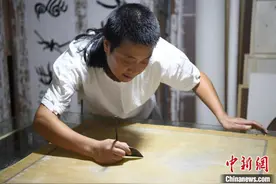 书画装裱修复师：慢工巧活让破旧书画重获新生图片