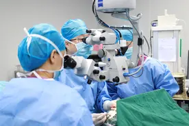 11岁东莞女孩每天看手机5小时，结果眼睛斜视了图片