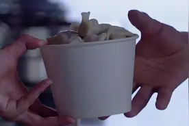 郑州暴雨砸窗救人小伙做爱心水饺：9块8管够，会一直做下去视频封面