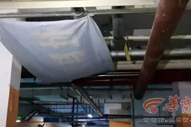西安富力城小区10号楼地下车库漏水 天花板钉铁皮为车“撑伞”图片