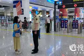 看见旅客热情搭讪还指路 警惕：他们不是志愿者而是羊儿客图片