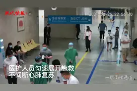 男子刚进医院呼吸骤停，7名医护1名辅警迅速聚拢过来图片