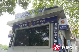 尴尬！盲目跟着导航走，男子将车开上橘子洲大桥人行道图片
