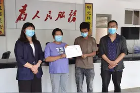 云南第一本新三孩《生育服务证》在大理州发放图片