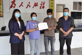 云南第一本新三孩《生育服务证》在大理州发放图片