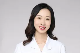 自行刷酸过夜差点烂脸！皮肤科医生：居家刷酸风险高图片
