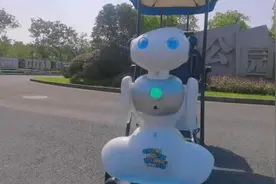 骑着“小游”赏景，顾村公园上线伴游机器人能报景点会念古诗图片