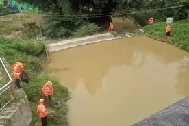 高温巡河保洁，守护一江清水图片