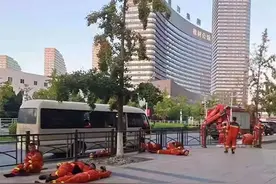 大火扑灭后，有人在凯旋国际大厦楼下拍下了这张照片图片