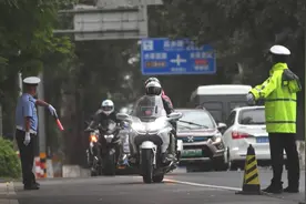 北京交警进山路口设卡查摩托，一上午查了不少视频封面