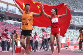 田径——女子400米T11级：刘翠青刷新残奥会纪录夺冠图片