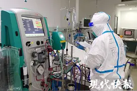 “你拍一，我拍一……”扬州三院里，九旬老人和医护做起游戏图片