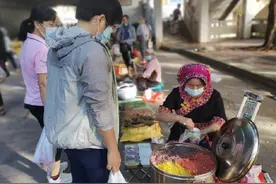 五指山赶集日：黎族苗族特色服装为现场“增色”图片