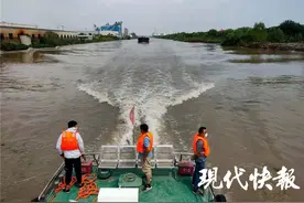 情侣桥上起争执双双跳入运河，男子不幸被冲走图片