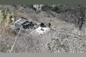 巴士从150米高悬崖坠落，秘鲁车祸至少17死3伤图片